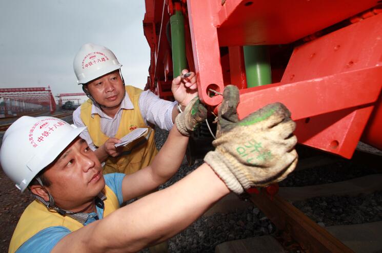 中國鐵建十八局集團二公司武九客專500米長軌鋪設技術創(chuàng)新側記